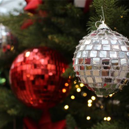 Let it shine! Weihnachtskugeln im Disco-Look