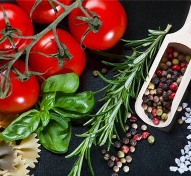 KüCHENKRäUTER UND IHR EINSATZ KüCHENKRäUTER UND IHR EINSATZ