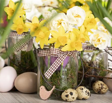 TISCHSCHMUCK ZU OSTERN TISCHSCHMUCK ZU OSTERN