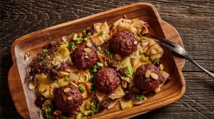 Wildpralinen vom Zedernholzbrett mit Apfel-Lauchsalat.jpg